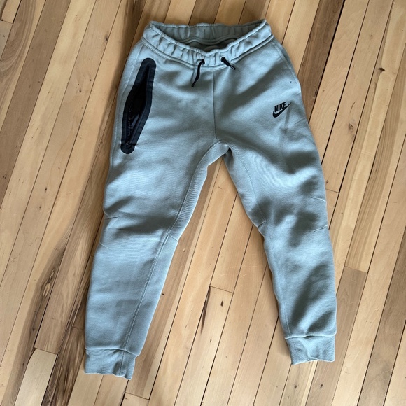 Nike Tech Sweatsuit (Top and Bottom) Kids Medium - Picture 2 of 3